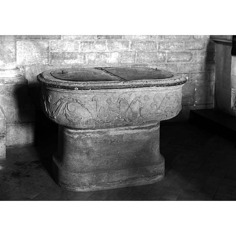 Source caption: "Cuve baptismale"