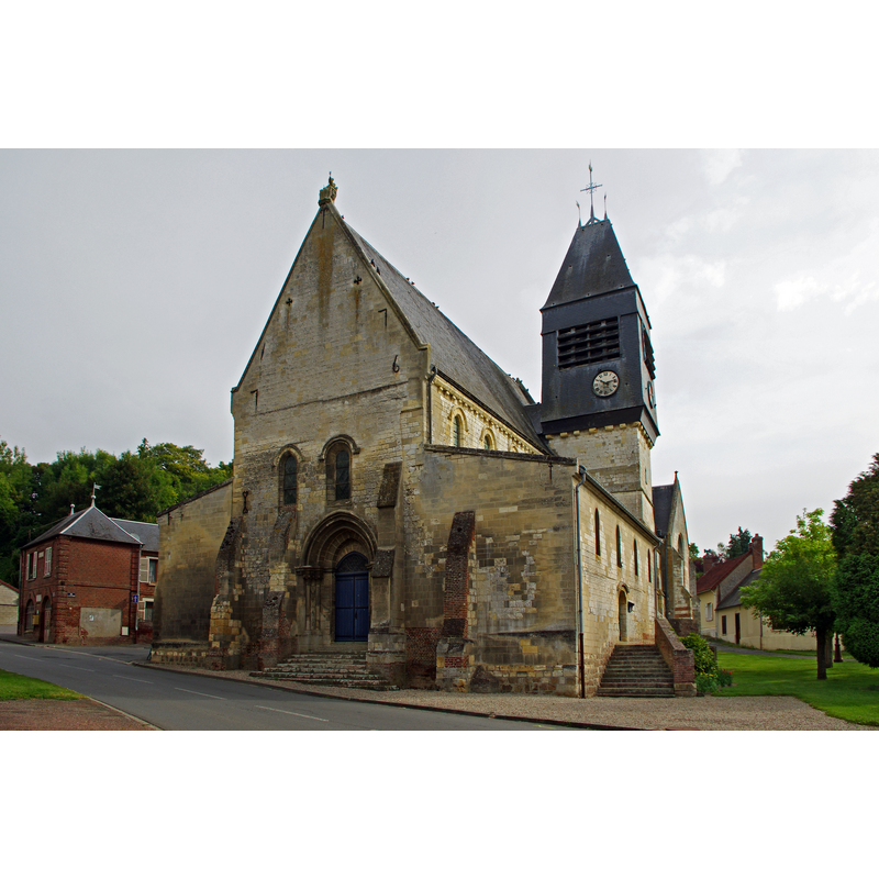 Source caption: "L'église Saint-Pierre. Epoque de construction : fin 12e siècle - 15e siècle. L'église a été restaurée en 1864. Au sommet de la façade trône une statue de Saint-Pierre assis dans la cathedra (siège épiscopal) et portant le Regnum ( la tiare, que les Romains appellent Règne). Le portail est de style roman. Le chœur, les chapelles du transept sont du XVIe siècle."