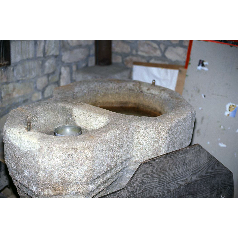 Source caption: "Fonts baptismaux (cuve baptismale), vue partielle"