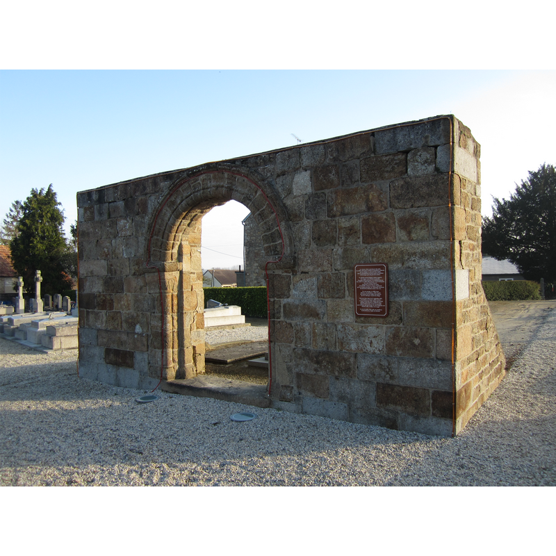 Source caption: "Pontaubault - Portail de l'ancienne église Saint-André" -- the church was destroyed in 1944, WWII