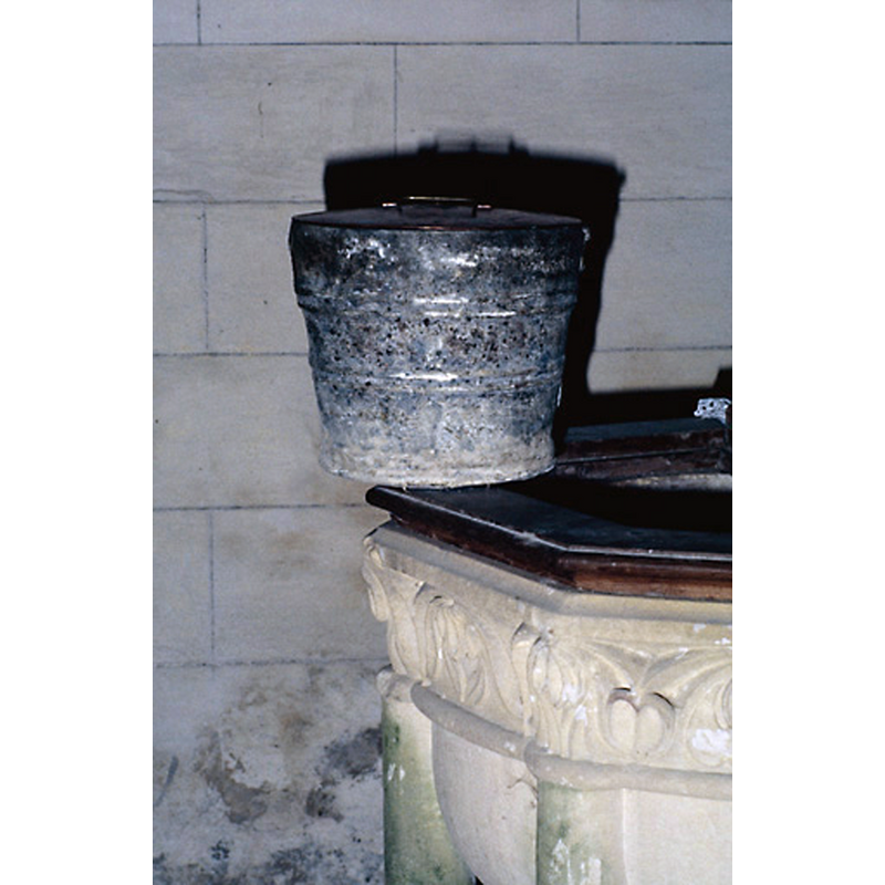 Source caption: "Fonts baptismaux (cuve baptismale à infusion)" -- showing the foliage decoration on the basin side and the metal insert above