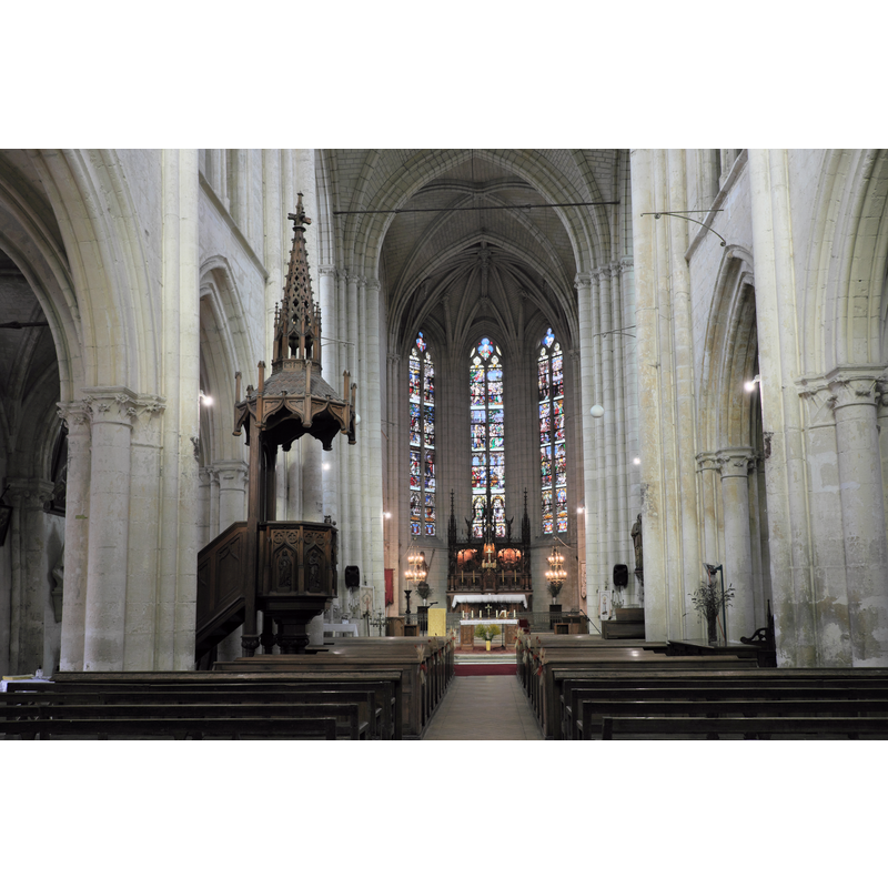 Source caption: "Kirche Saint-Léger in Agnetz im Département Oise in der Region Hauts-de-France (früher Picardie)/Frankreich, Innenraum"