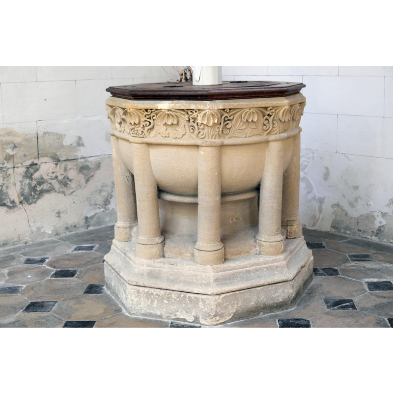Source caption: "Kirche Saint-Léger in Agnetz im Département Oise in der Region Hauts-de-France (früher Picardie)/Frankreich / Église Saint-Léger Fonts baptismaux"