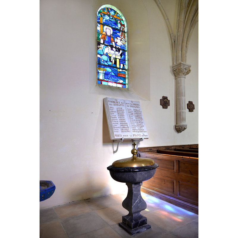 Source caption: "Plaque commémorative 14-18 et fonts baptismaux de l'église Saint-Martin de Brévands" -- the modern font of 1853 [cf. FontNotes]