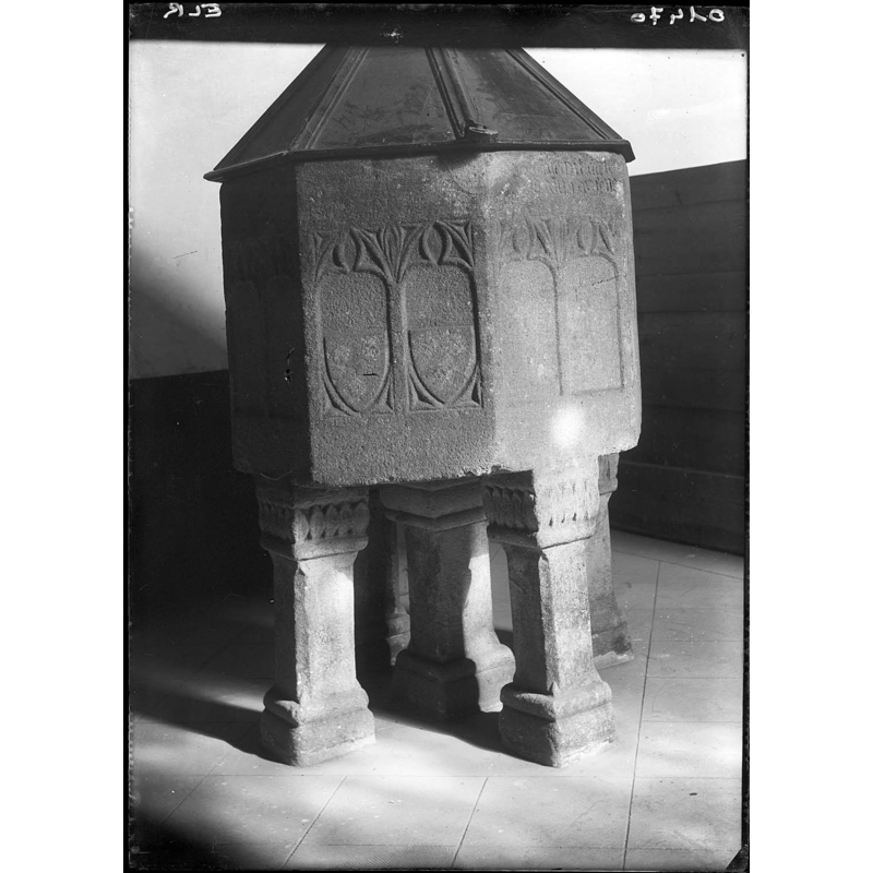 showing the pyramidal cover in this pre-1928 photograph