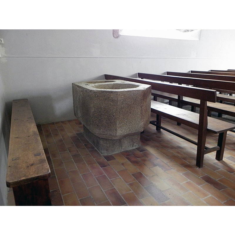 Source caption: "Église Saint-Cyr et Sainte-Juliette de Céaux (50). Intérieur. Fonts baptismaux." -- showing the openings of the two inner basins