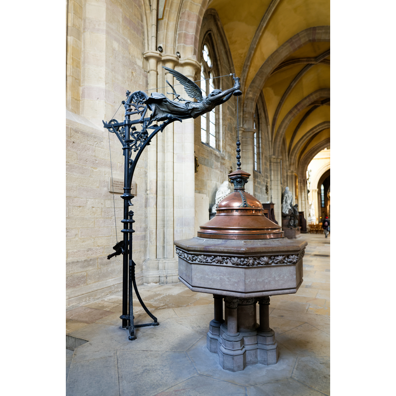 Source caption: "Fonts baptismaux de la cathédrale saint Bénigne (Dijon, Côte d'Or, Bourgogne Franche Comté, France)."