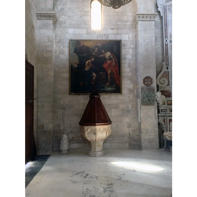 Source caption: "Barletta - Cattedrale di Santa Maria Maggiore, Taufstein"