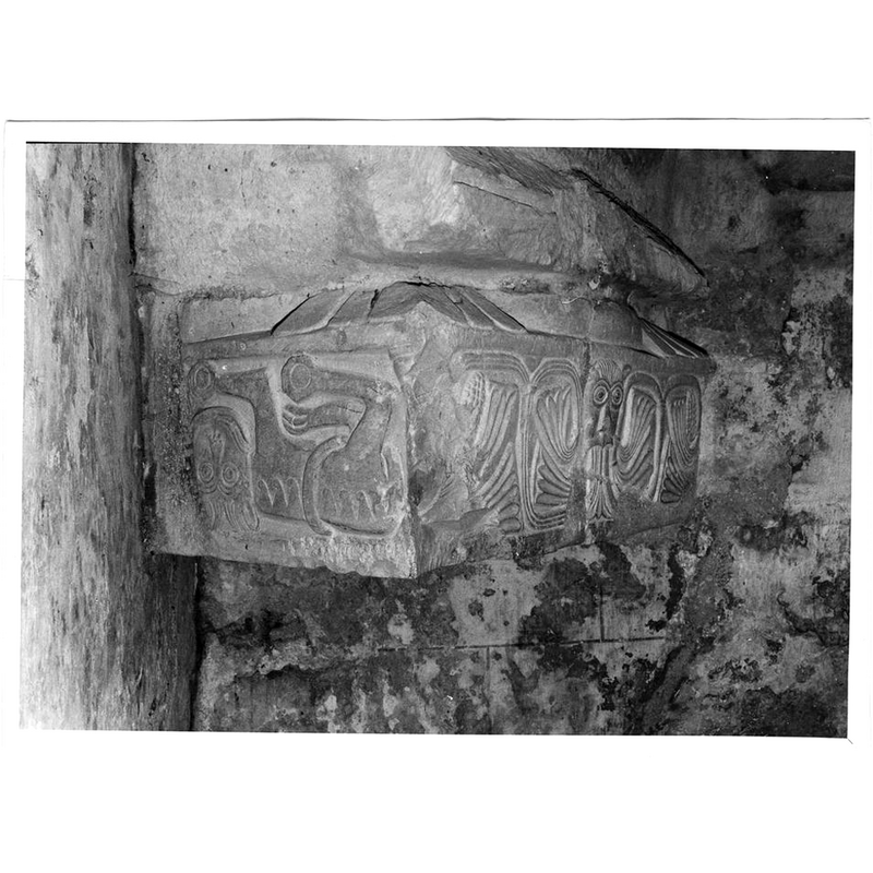 Fonts baptismaux (fragment), vue générale [NB: not clear whether this is an upside-down image or not --> see ImageFileNo. 1250404013]