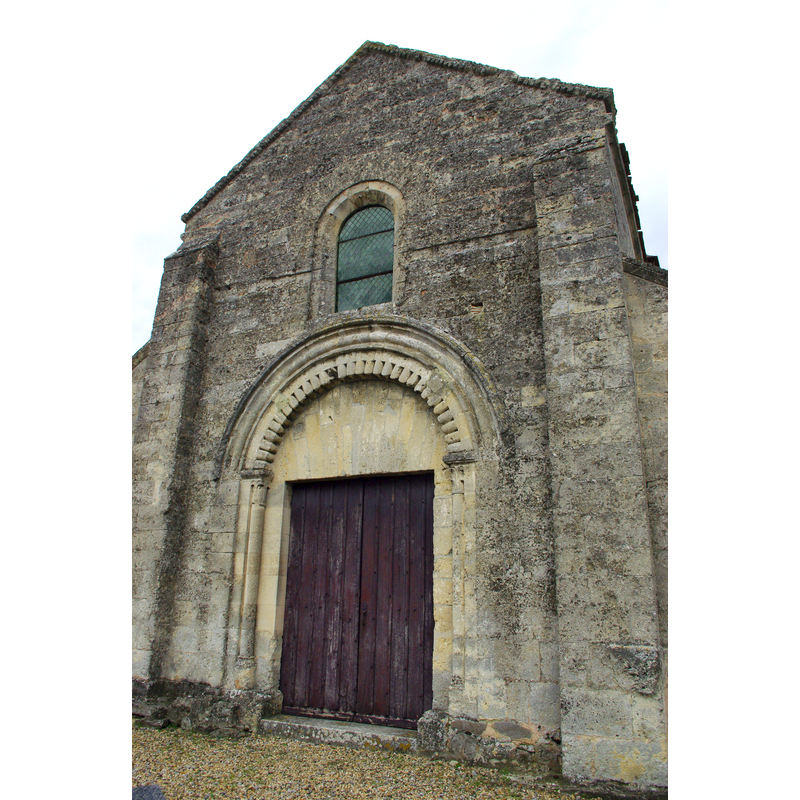 Source caption: "Façade de l'église Saint Pierre aux Liens (XIe-XIIe siècle)"