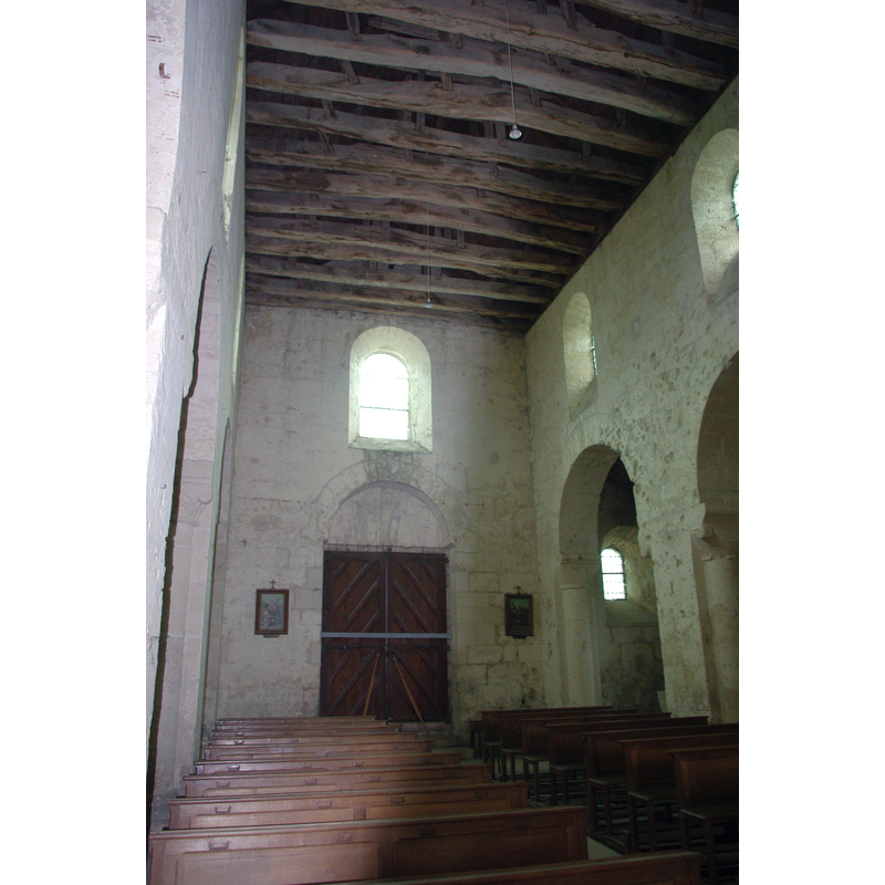Source caption: "L'allée centrale et le plafond aux poutres d'origine"