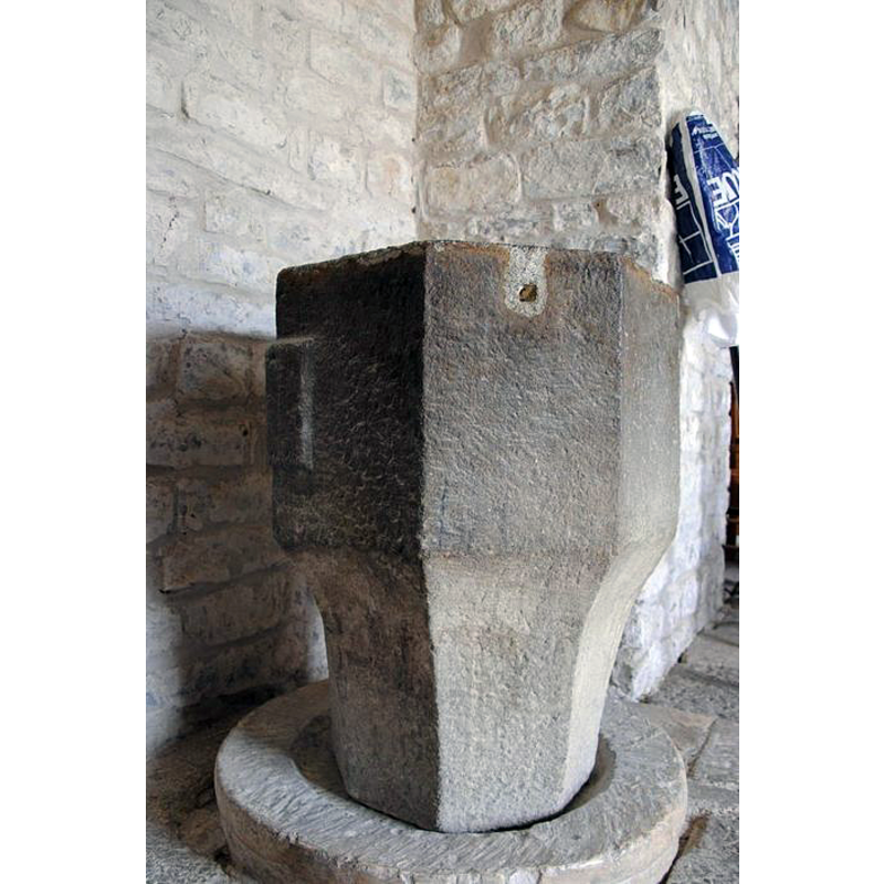 Source caption: "Fonts baptismaux : cuve baptismale"