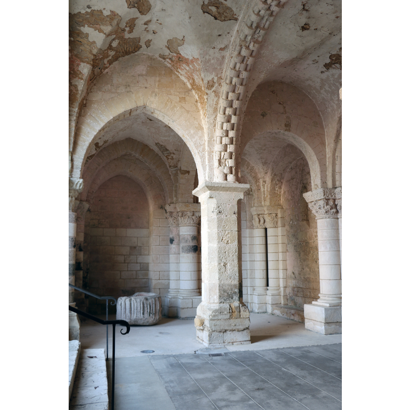 Source caption: "Airvault - Eglise Saint-Pierre" -- [NB: we have no information on this vessel; it is located in the abbey church and it is quite likely an old damaged and eroded font]