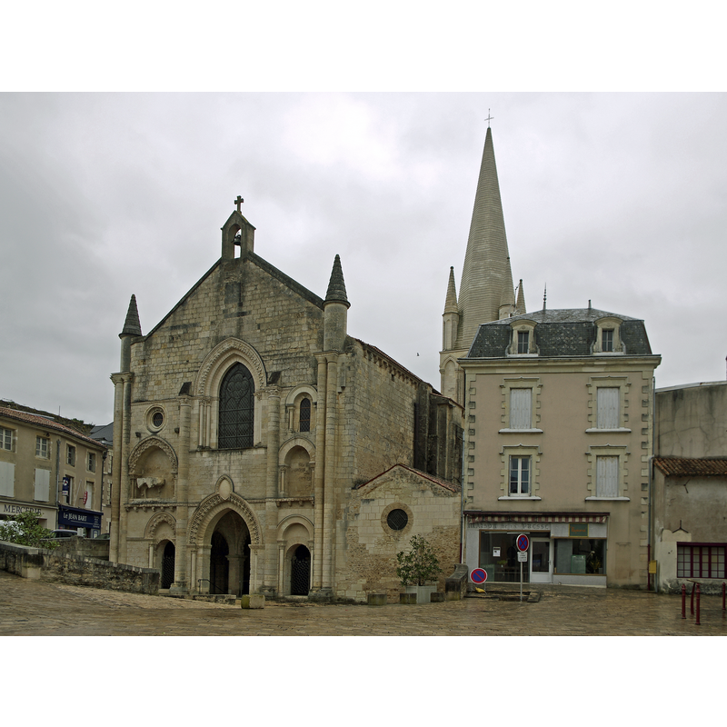 Source caption: "Airvault (Deux-Sèvres). Église Saint-Pierre. Église bâtie sur une ancienne collégiale dont il ne reste qu'une chapelle (chapelle des Gallénies) du Xe siècle à droite de la façade occidentale. Le chevet est du XIe siècle, le narthex et la façade occidentale du XIIe, les voûtes du début du XIIIe [...] Le portail central de la façade est orné des "Vieillards de l'Apocalypse". Au niveau supérieur à gauche du portail, les vestiges d'un cavalier représentant l'empereur Constantin."