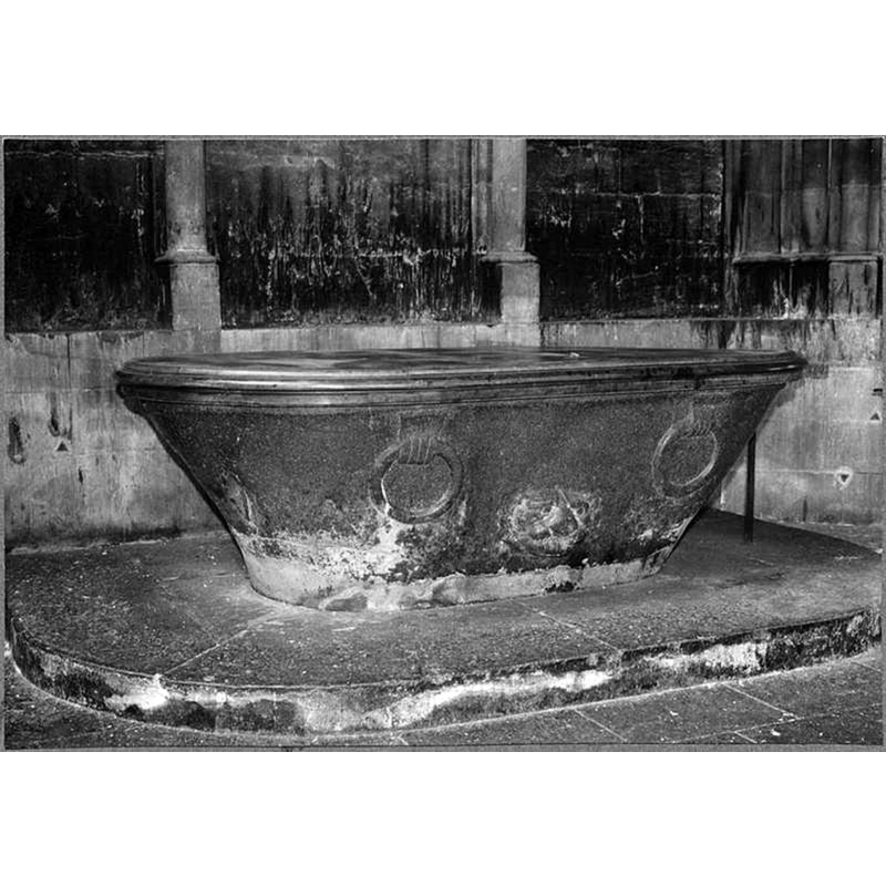 Source caption: "Fonts baptismaux (cuvette des fonts baptismaux)"
