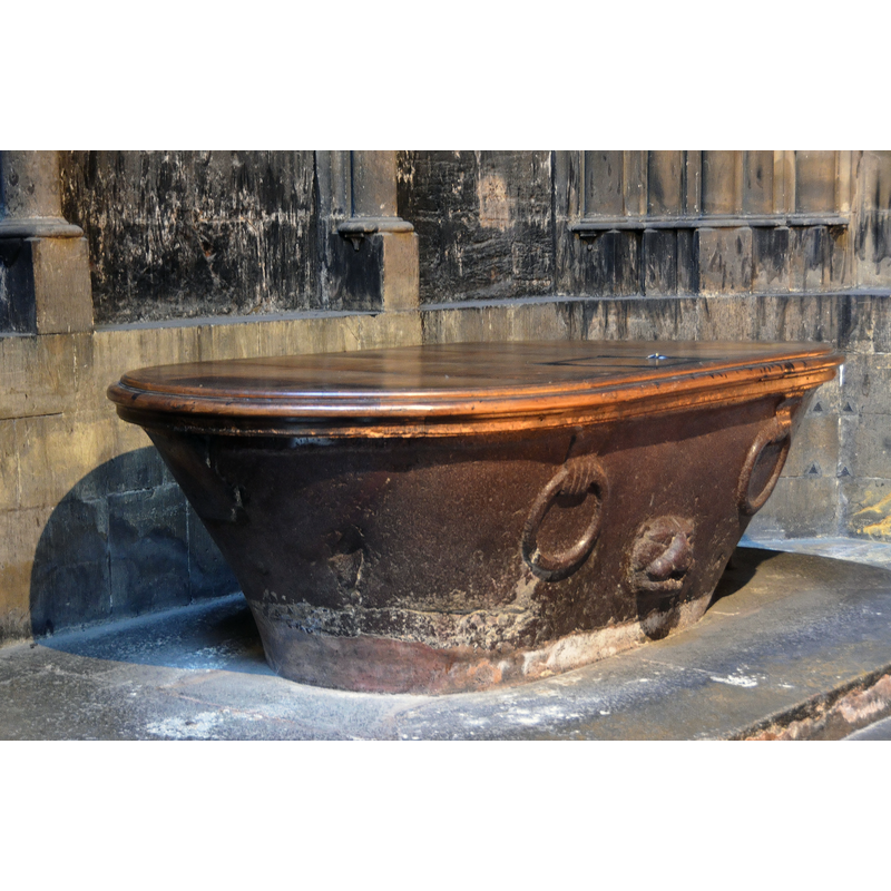 Source caption: "Metz (Moselle) - Cathédrale Saint-Étienne - Cuve baptismale. Authentique baignoire romaine, en porphyre."