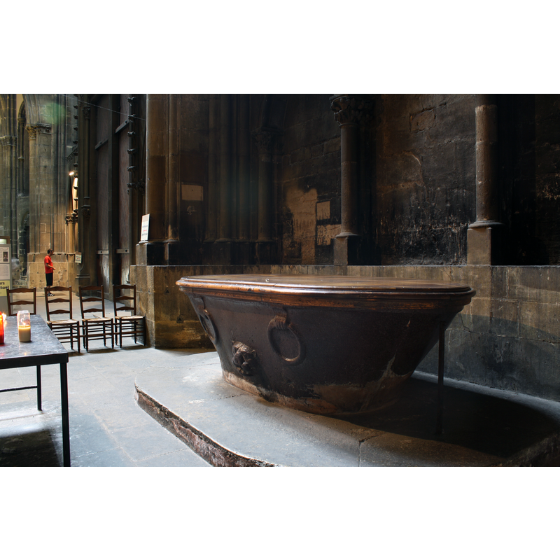 Source caption: " Fonts Baptismaux Cathédrale Saint-Étienne de Metz. En fait une ancienne baignoire romaine."