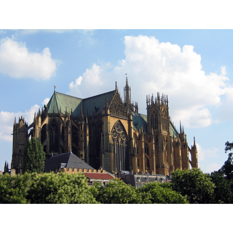 Source caption: "Vue de la cathédrale Saint-Étienne de Metz depuis les quais de la Moselle, place de la Préfecture."