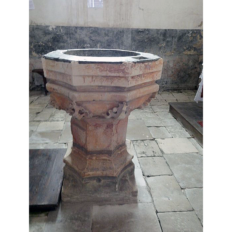 Source caption: "Fonts baptismaux" -- showing the lined basin