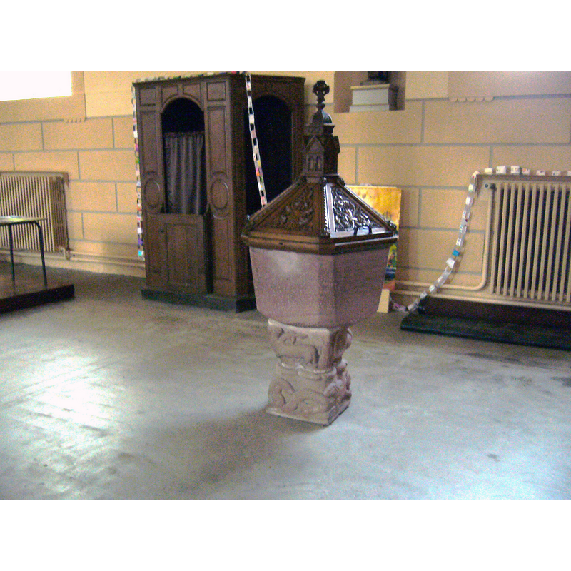Source caption: "Le baptistère exposé à l'intérieur de l'église"