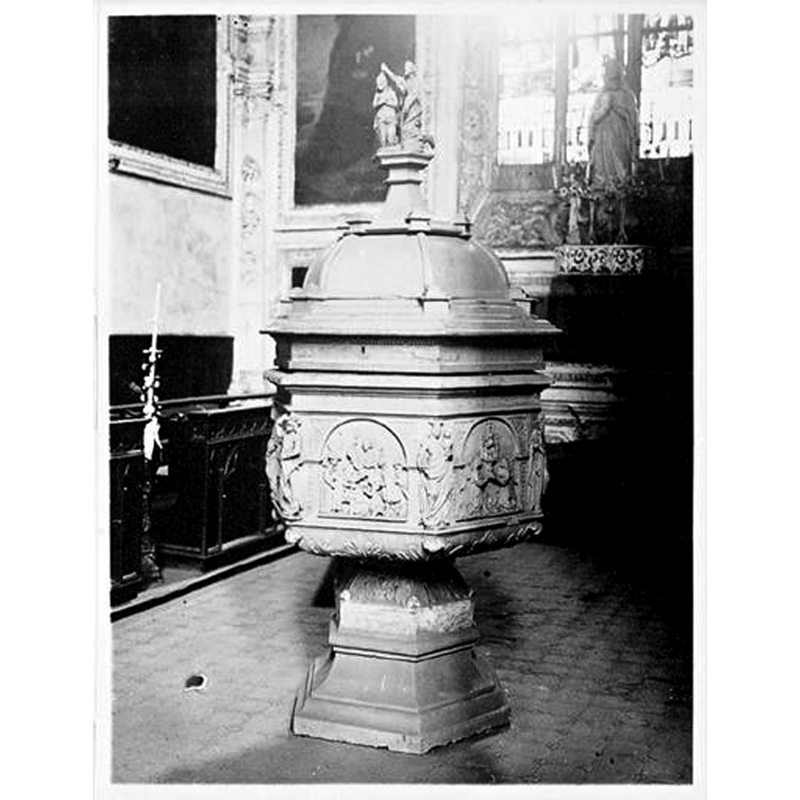 Source caption: "Fonts baptismaux"