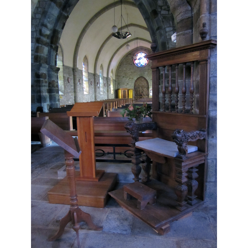 Source caption: "Église Saint-Étienne de Ponts - Nef vue depuis le choeur"