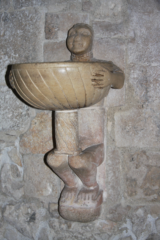 "bénitier en forme d'homme sarrasin dans la Cathédrale Saint-Conrad de Molfetta"