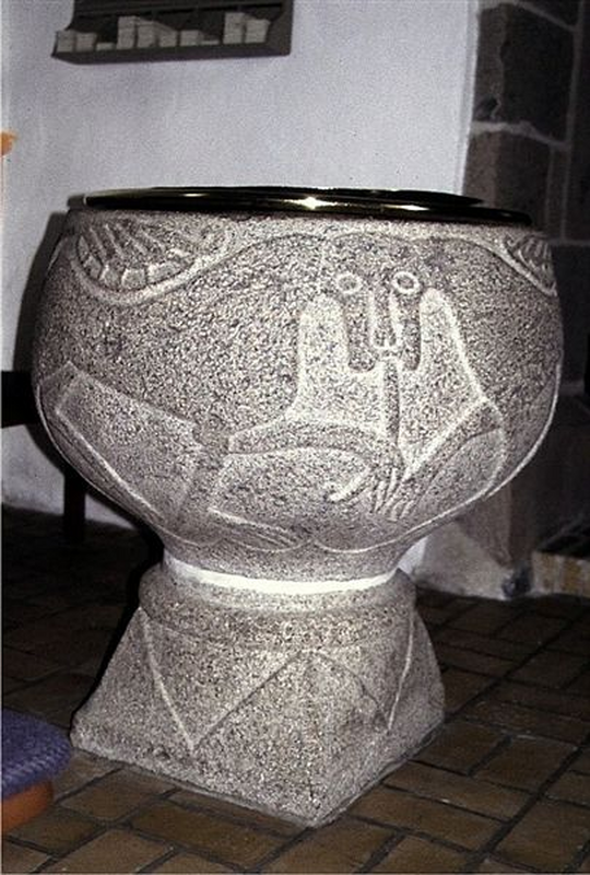 "Hørby kirke, døbefont"