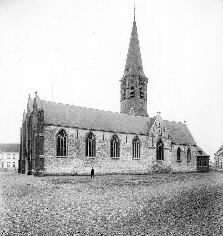 "Viering, middenkoor en transept romaans 12de, zijkoren en toren 15de, gerestaureerd in 1864 en in 1906 onder leiding van architect Geirnaert, na brand in 1944 heropgebouwd onder leiding van architect A.R. Janssens van Gent in 1948 in oorspronkelijke stijl."