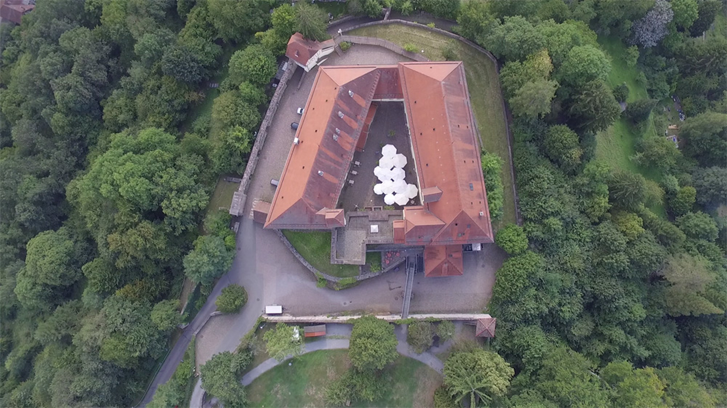 "Schloss Neuenbürg mit Innenhof"