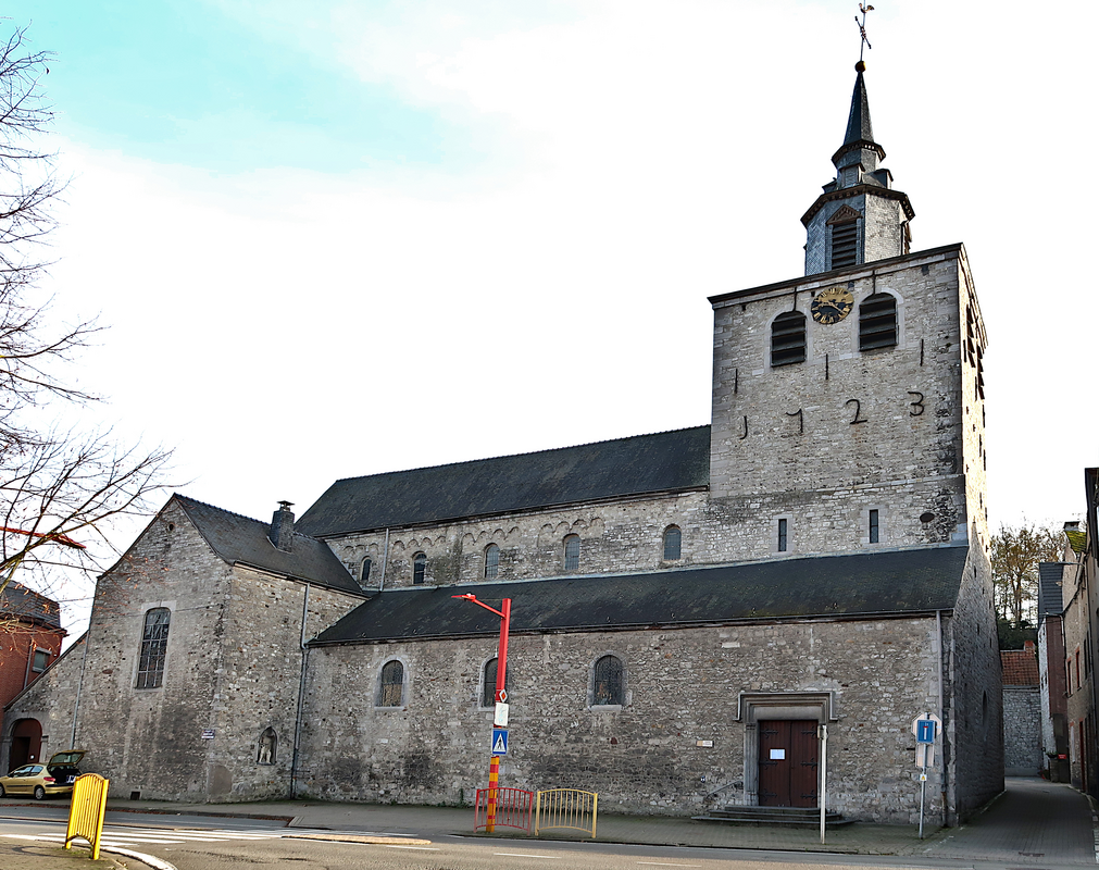 "Église Saint-Maurice de Sclayn (Andenne), ancienne collégiale romane fondé vers 1072. Elle est devenue l'église paroissiale en 1808 / Église Saint-Maurice de Sclayn (Andenne), een voormalige Romaanse kapittelkerk met oorsprong rond 1072. Het werd de parochiekerk in 1808."