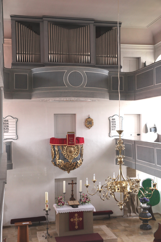 "Kanzelaltar mit Orgel, Pfarrkirche in Heilgersdorf" -- notice the baptismal font(?) in dark stone on the bottom-right corner -- it appears to be that font in use