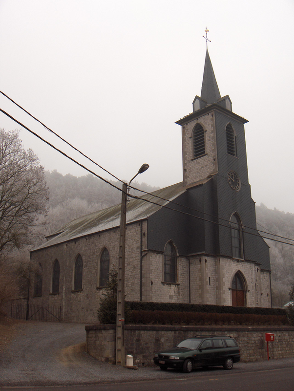 "Pfarrkirche (église Saint-Sulpice) von Boussu-en-Fagne (Ortsteil von Couvin, Prov. Namur, Belgien)"