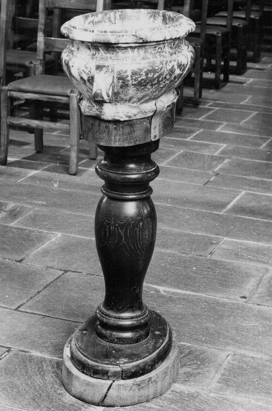 "Date: 1691 (ca) - 1700 (ca) [...] pied récent en bois"