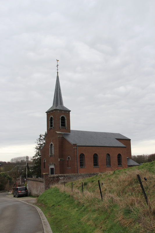 "Vue d'ensemble de l'église Saint-Michel du village de Monstreux, située dans la commune de Nivelles, Belgique. Église néo-classique du 19è siècle (1858-1859) en briques et pierre bleue, recouverte d'ardoises."