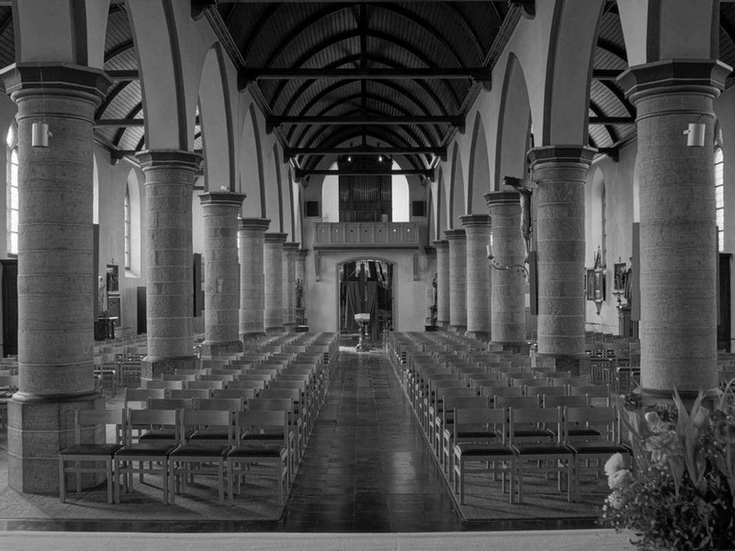 "Middenbeuk (achteraanzicht)" -- showing the font in the centre aisle, at the far end
