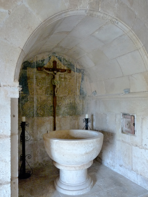 "Hontoria de la Cantera - Iglesia de San Miguel Arcárgel (s.XVI) - Pila bautismal gótica (s. XV)"