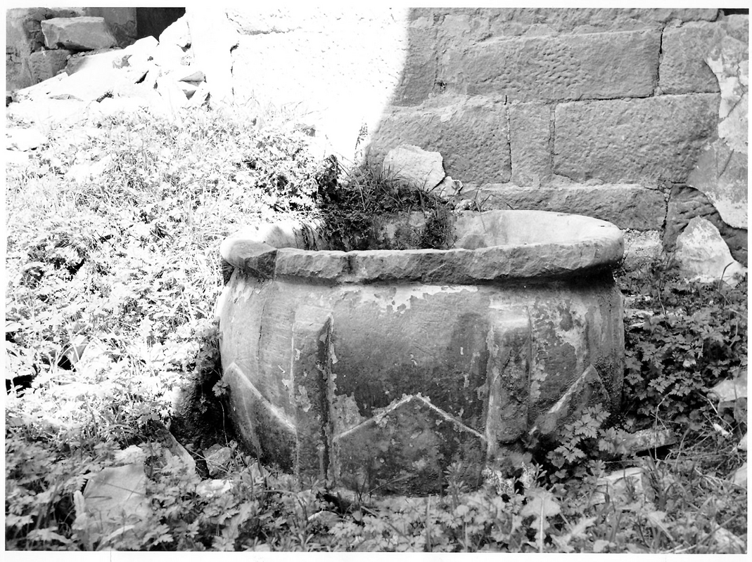 "A mediados del siglo XX , Jose Esteban Uranga Galldiano tomó en Abaiz la siguiente imagen de la pila bautismal . Se puede observar que la luz solar entra por parte de la cubierta  ya destruida." [cf. FontNotes]