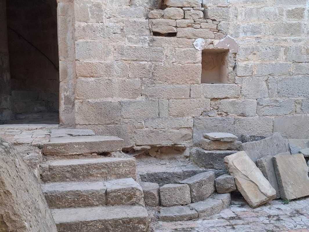 "A principio de los años 70s , con el argumento de que la parroquia de Abaiz dependía eclesiásticamente de la parroquia de Eslava,  arrancaron la pila de su lugar y se la llevaron a Eslava.  En la siguiente imagen tomada actualmente se indica el punto donde descansaba la pila. En el lado del evangelio, al lado de la puerta de acceso a la torre." [cf. FontNotes]