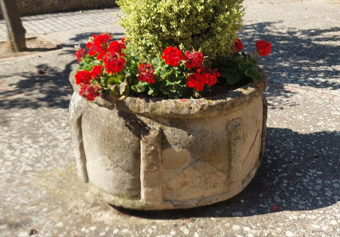 " La pila bautismal de Abaiz se encuentra de “florero” en el atrio de la iglesia de Eslava." [cf. FontNotes]