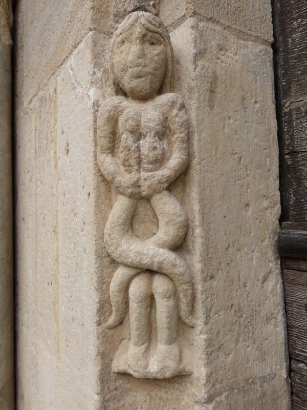 "Sculpture de la femme aux serpents sur le piédroit du portail de l'église Notre-Dame de Mailhat (Lamontgie)"