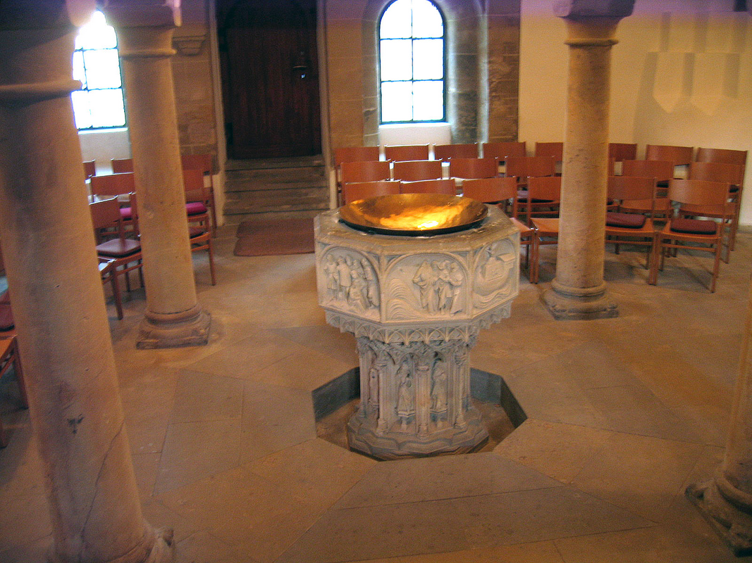 "Taufschale im Innenraum vom Herforder Münster in Herford, Kreis Herford, Nordrhein-Westfalen."