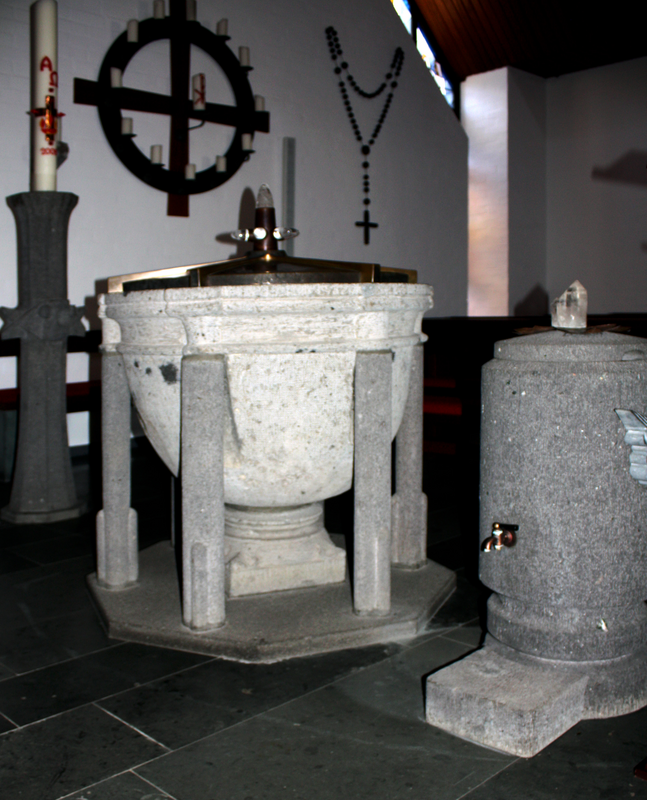 "St. Gertrud, Schuld an der Ahr. Taufstein (Basalt) 13. Jahrhundert"