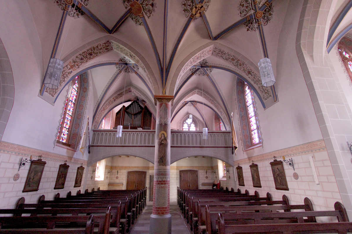 "53506 Hönningen, Kirchstraße 3. Untergeschoss des Westturms und untere Mauerpartien des Chors aus der ersten Hälfte des 13. Jahrhunderts, Chor 1494 erhöht, 1508 verändert, zweischiffiges Langhaus, 1524, Querschiff des neugotischen Bruchsteinsaalbaus, 1884/85, Architekt Lambert von Fisenne, Gelsenkirchen. Aufnahme von 2017."