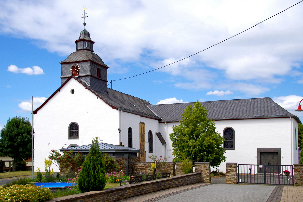 "St. Gertrud (Barweiler), Ostseite mit Erweiterungsbau rechts"