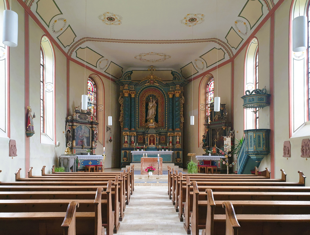 "St. Petrus und Maternus (Kesseling)" -- showing the font and cover to the left of the N altar