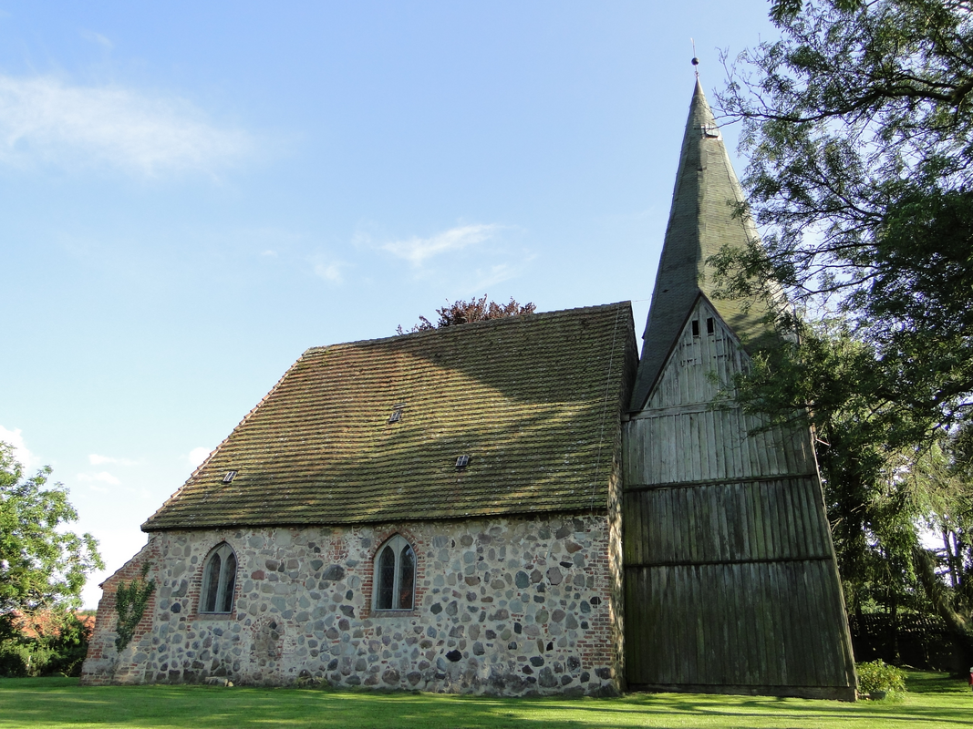 "Dorfkirche in Below im Landkreis Ludwigslust-Parchim, Mecklenburg-Vorpommern, Deutschland / Church in Below, district Ludwigslust-Parchim, Mecklenburg-Vorpommern, Germany"