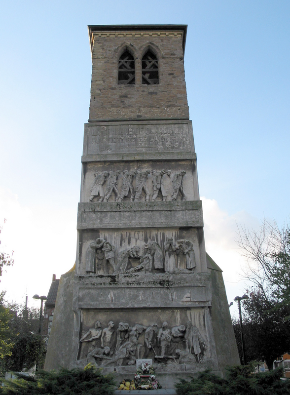 " Quaregnon (Belgique), clocher de l'ancienne église Saint-Quentin et mémorial aux victimes de la première guerre mondiale / Quaregnon (Belgium), bell tower of the previous St. Quentin's church and memorial dedicated to the victims of the first world war / Quaregnon (België), klokkentoren van de voormalige Sint-Quintinuskerk en Herdenkingsmonument voor de slachtoffers van de eerste wereldoorlog / Cargnon (Bèljike), clotchîs di l'ancyin.ne èglîje Sint-Quintin èt monumint aus victimes dol prèmîre guêre mondiale."