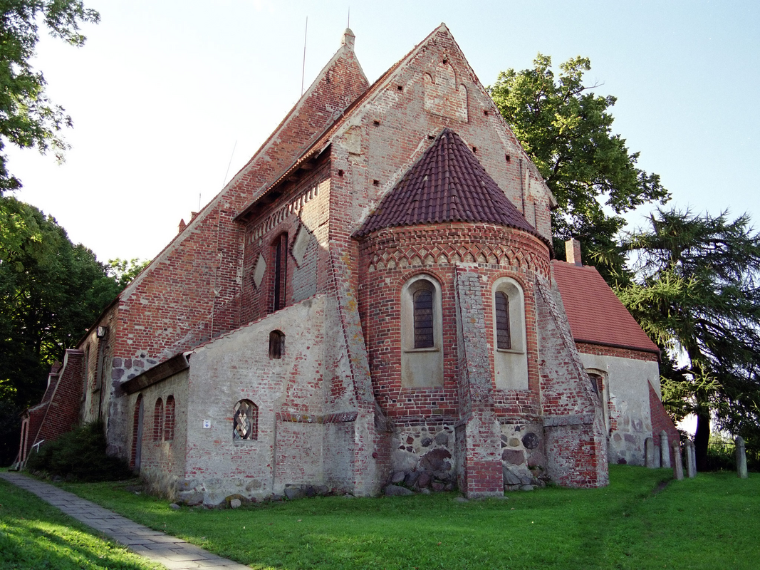 "Pfarrkirche Altenkirchen im Jahre 2001 vor der Renovierung / Parish church in Altenkirchen in 2001 before renovation"