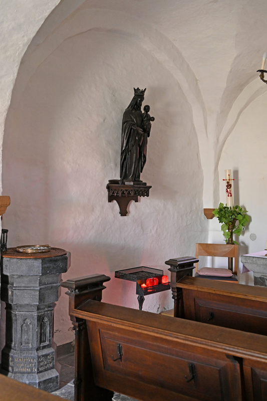 "Pankratiuskapelle (Konzen), Innenraum links mit Marien-Statue und Taufstein"
